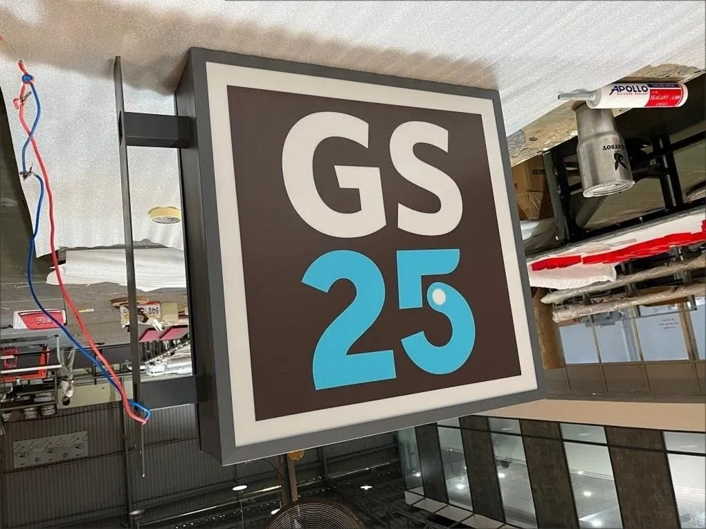 Hộp đèn LED 2 mặt GS25 vuông 1200x1200mm - Nền đen chữ trắng xanh dương phát sáng đều