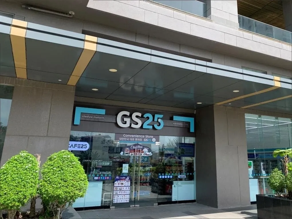 Bảng hiệu GS25 Lifestyle Platform mặt tiền cửa hàng tiện lợi - Chữ
        trắng xanh dương trên nền đen