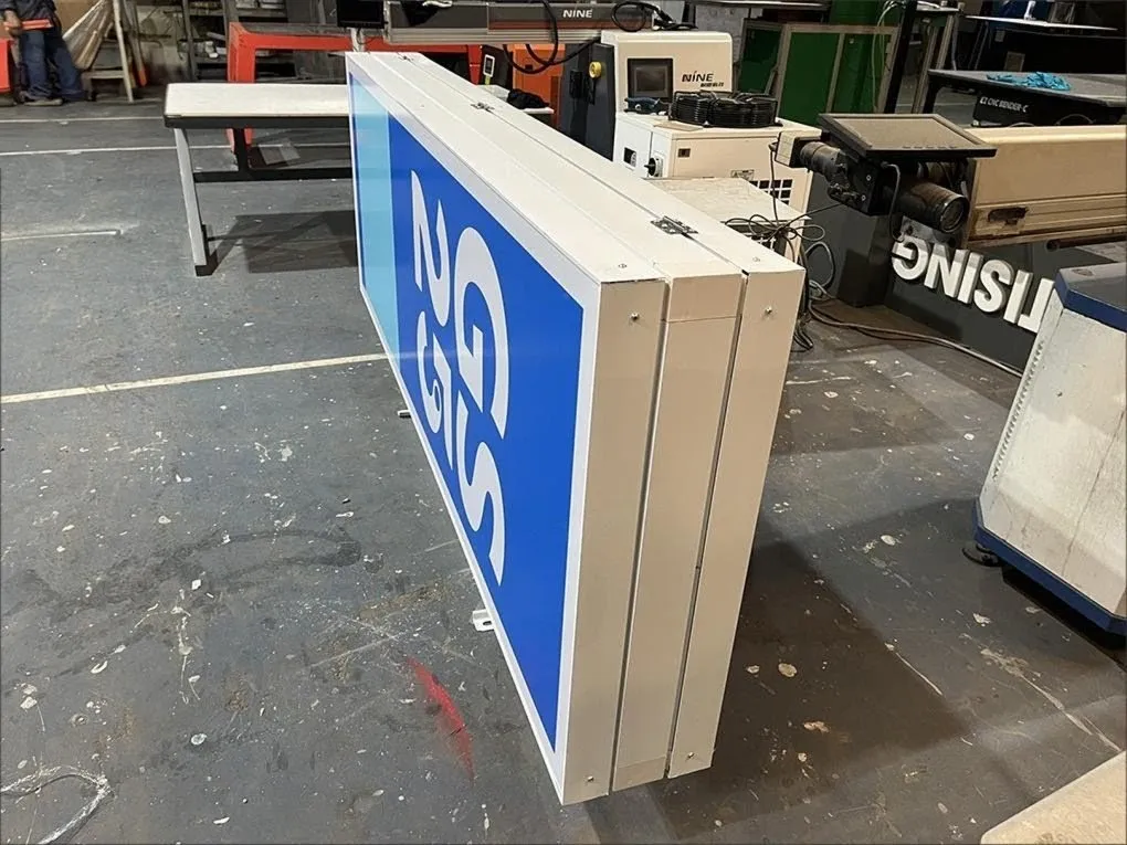 Mặt bên trụ biển GS25 - Khung thép sơn xanh dương, chuẩn bị lắp LED module