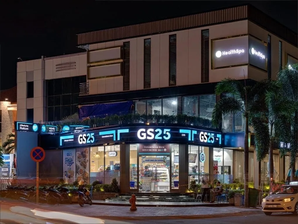 Toàn cảnh bảng hiệu LED GS25 phát sáng xanh dương ban đêm - Cửa hàng tiện lợi 2 tầng với hộp đèn treo