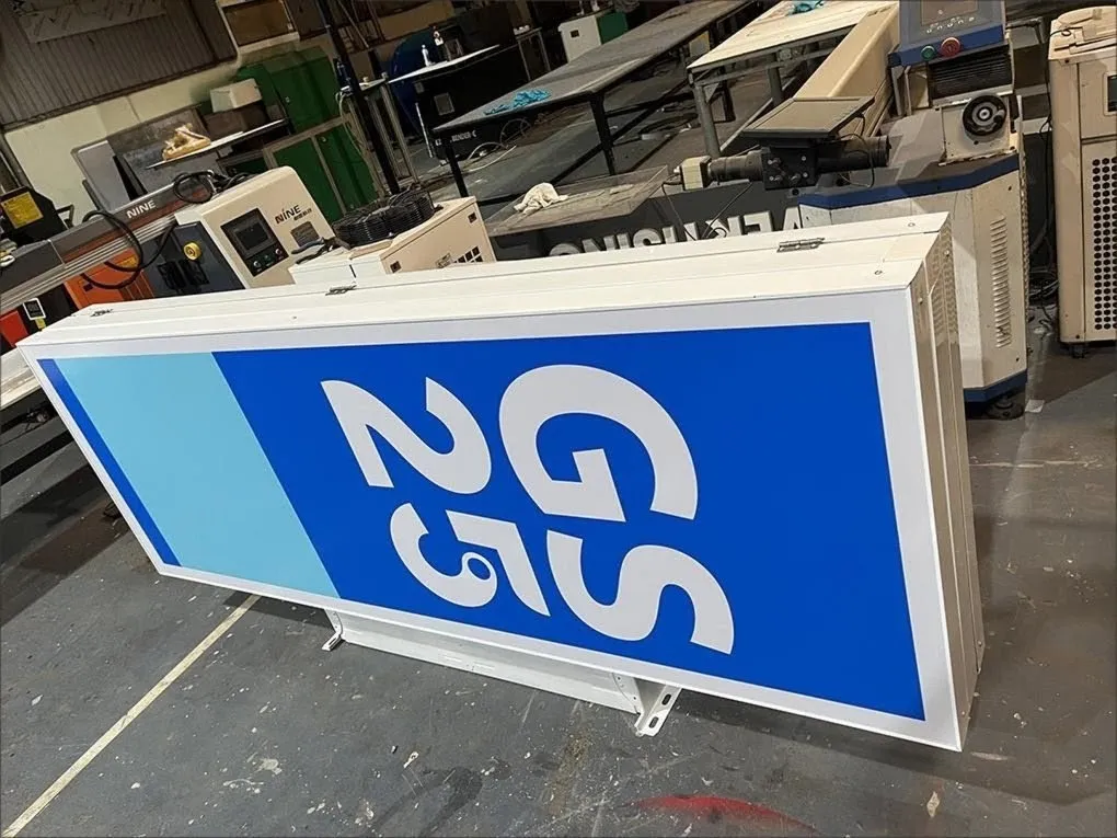 Trụ biển GS25 gia công tại xưởng - Khung sơn hấp nhiệt xanh dương, mặt mica dán decal