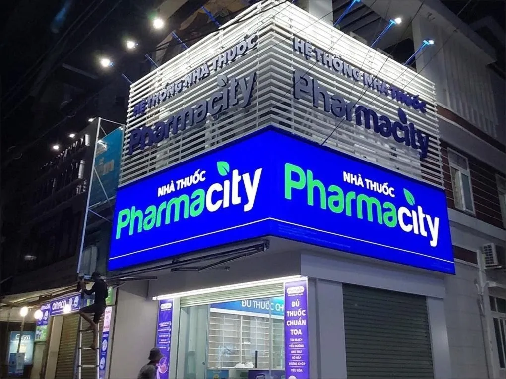 Hộp đèn LED Pharmacity phát sáng xanh lá cây nổi bật ban đêm