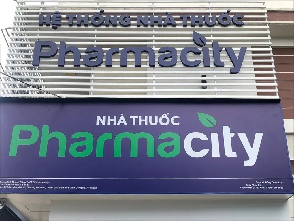 Chữ nổi inox Pharmacity lắp đặt hoàn chỉnh trên tường - Hiệu ứng 3D 20mm, màu xanh đậm thống nhất với hộp đèn LED