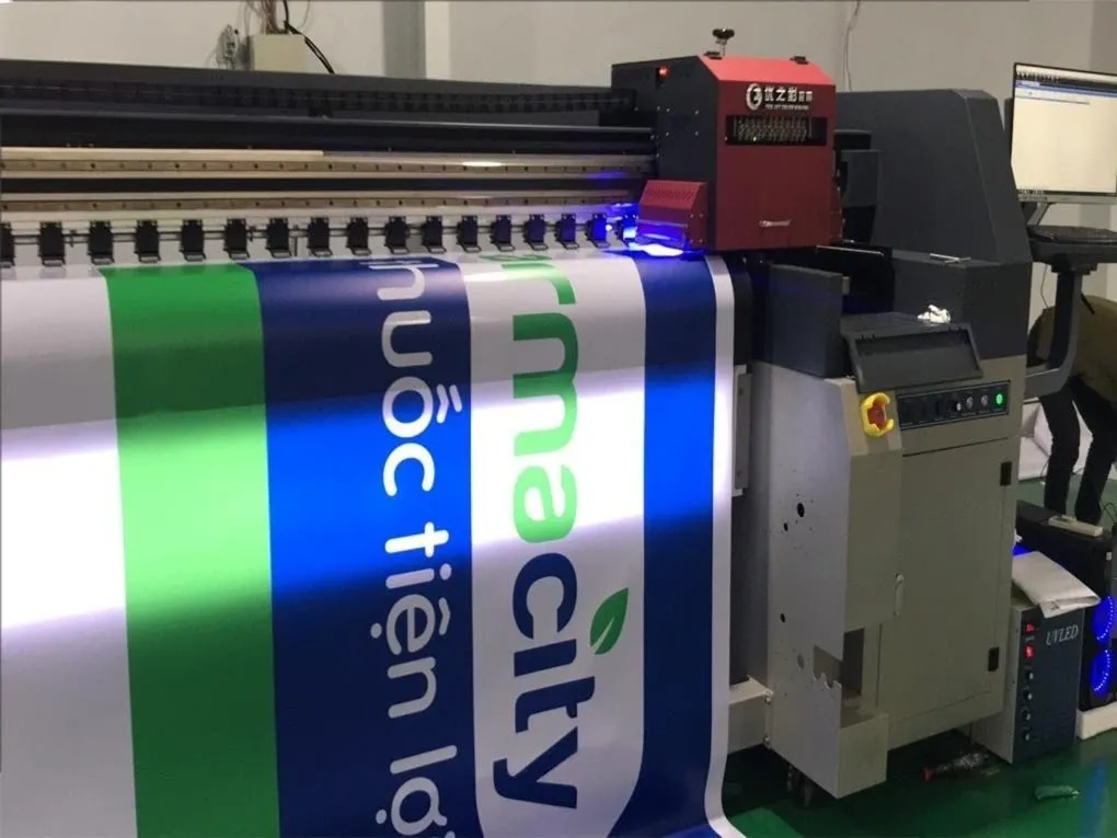 In UV bạt không gân hộp đèn Pharmacity trên máy In UV - Chữ Pharmacity xanh lá nổi bật trên nền xanh đậm