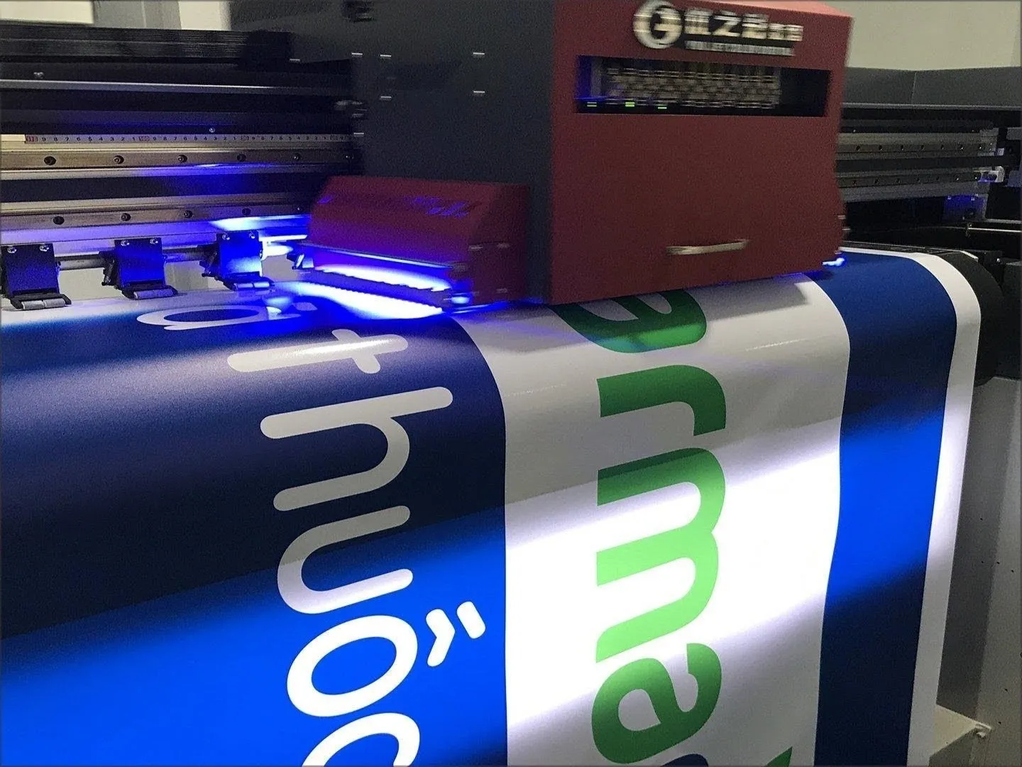 Máy in UV đang in bạt không gân cho hộp đèn LED Pharmacity với độ phân giải cao