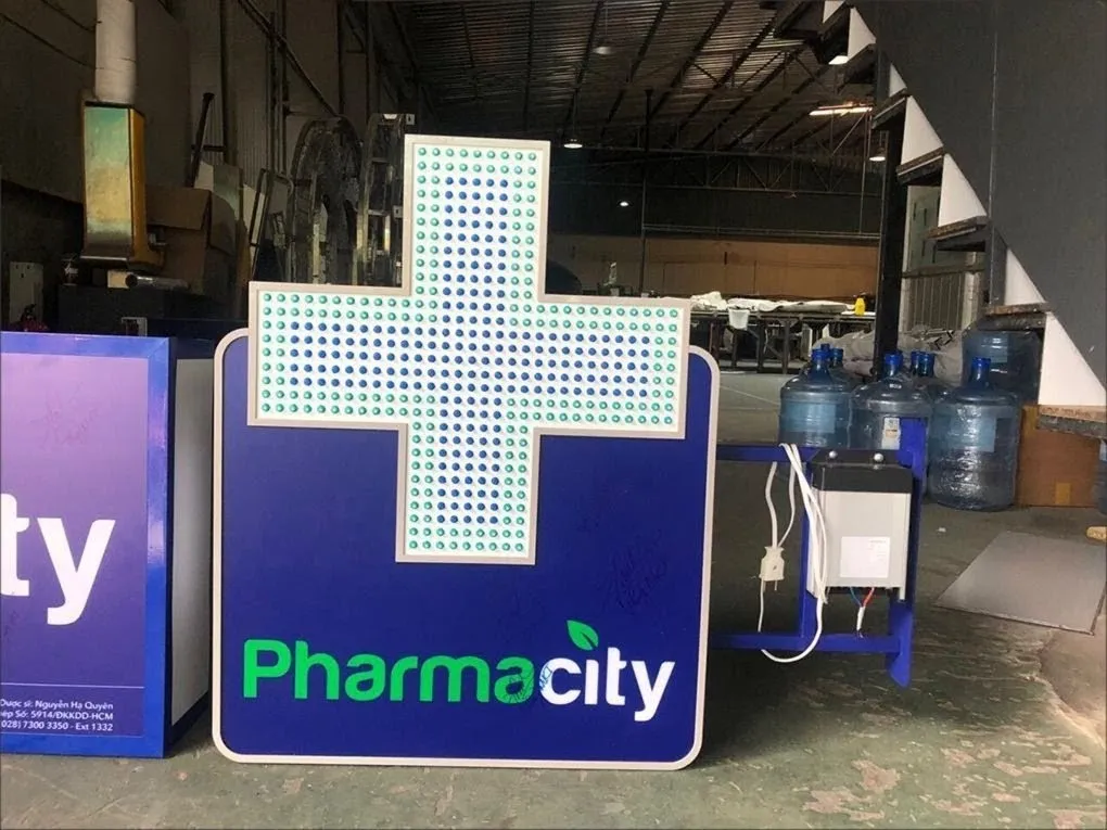 Thập tự LED nhà thuốc Pharmacity 2 mặt với logo xanh lá và chữ Pharmacity - Sản phẩm hoàn thiện tại xưởng