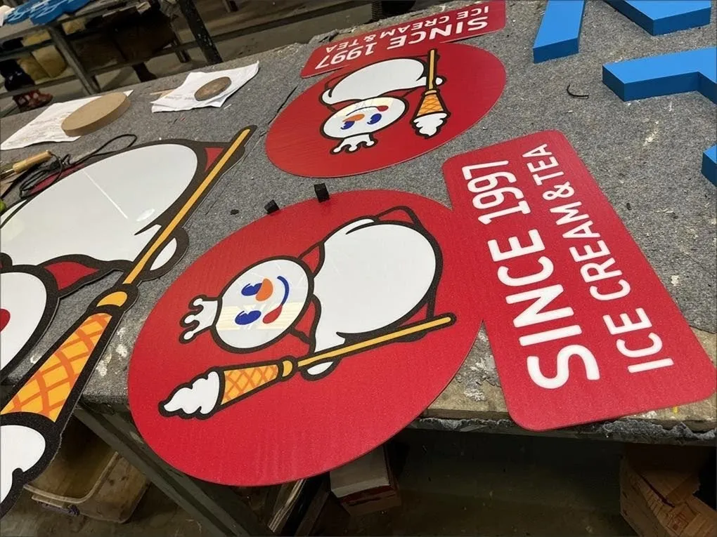 Cấu Tạo Logo Người Tuyết Mixue Từ Nhiều Góc Độ Các bộ phận logo người tuyết Mixue được cắt laser riêng biệt trước khi lắp ráp