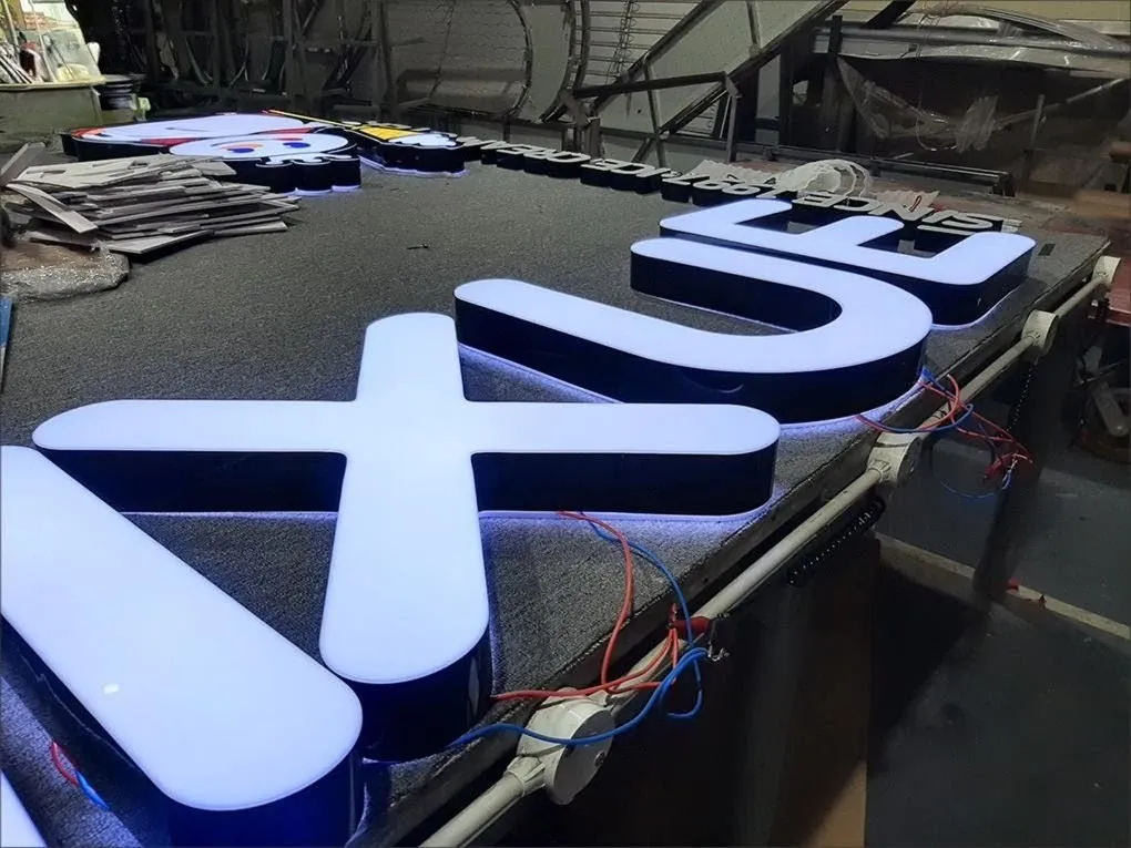 Chữ Nổi MIXUE Mặt Mica Sữa Hông Inox Sơn Đen 60mm Bộ chữ nổi MIXUE mặt mica sữa 3mm phay âm 1mm hông inox sơn đen 60mm với led module