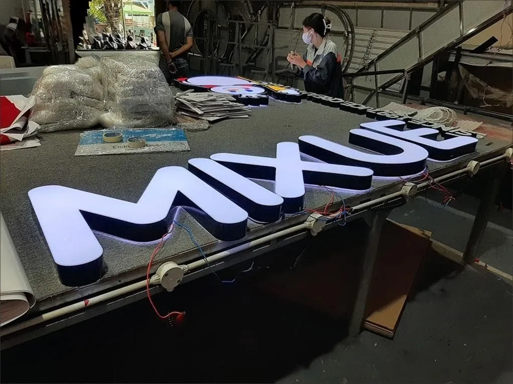 Bộ chữ MIXUE đang được hoàn thiện tại xưởng. Chi tiết bộ chữ MIXUE đang được hoàn thiện tại xưởng.