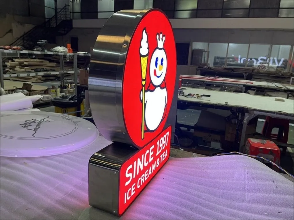 Logo Mixue Góc Nghiêng Thể Hiện Độ Dày Hông 60mm Logo người tuyết Mixue góc nghiêng cho thấy rõ hông inox 60mm và cấu tạo bên trong