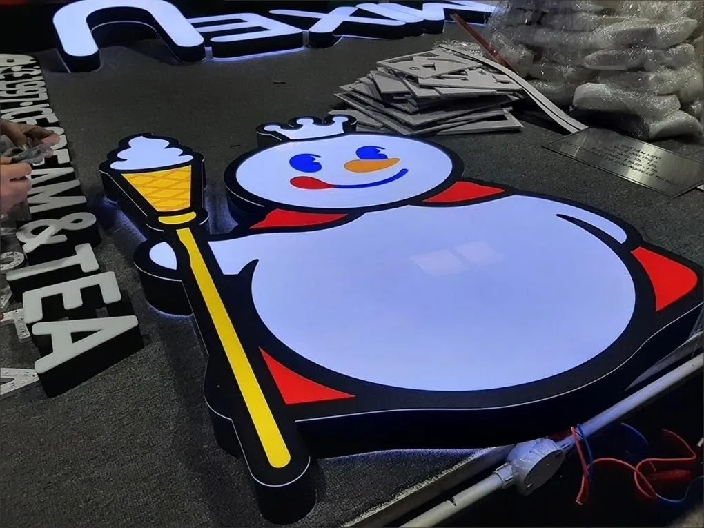 Logo Người Tuyết Mixue Hoàn Thiện Với Đèn LED Module Biển logo người tuyết Mixue đã hoàn thiện sơn màu với hệ thống led module sáng đẹp