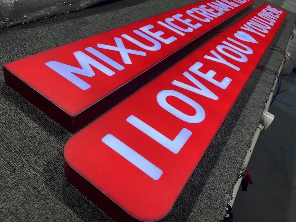 Chi Tiết Hông Inox Sơn Đỏ 40mm Slogan Mixue Góc cạnh slogan Mixue thể hiện rõ hông inox sơn đỏ 40mm và chất lượng hoàn thiện