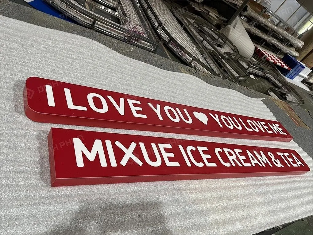 Slogan Phụ Mixue Đang Hoàn Thiện Tại Xưởng Bộ slogan MIXUE ICE CREAM TEA và I LOVE YOU đang được hoàn thiện tại xưởng