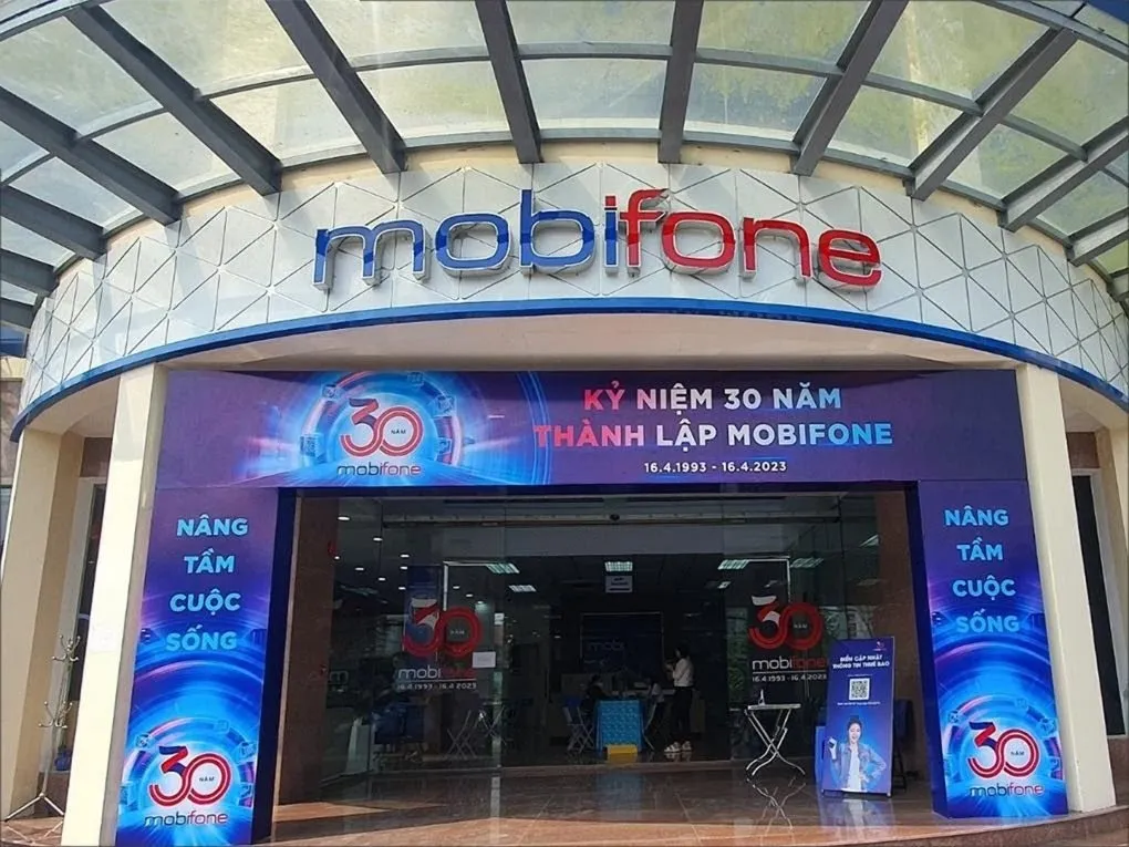 Biển quảng cáo Mobifone chữ nổi inox gương mặt mica 2 màu xanh đỏ tại cửa hàng