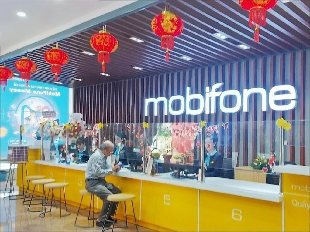  Biển hiệu chữ nổi mobifone màu trắng lắp đặt bên trong cửa hàng viễn thông