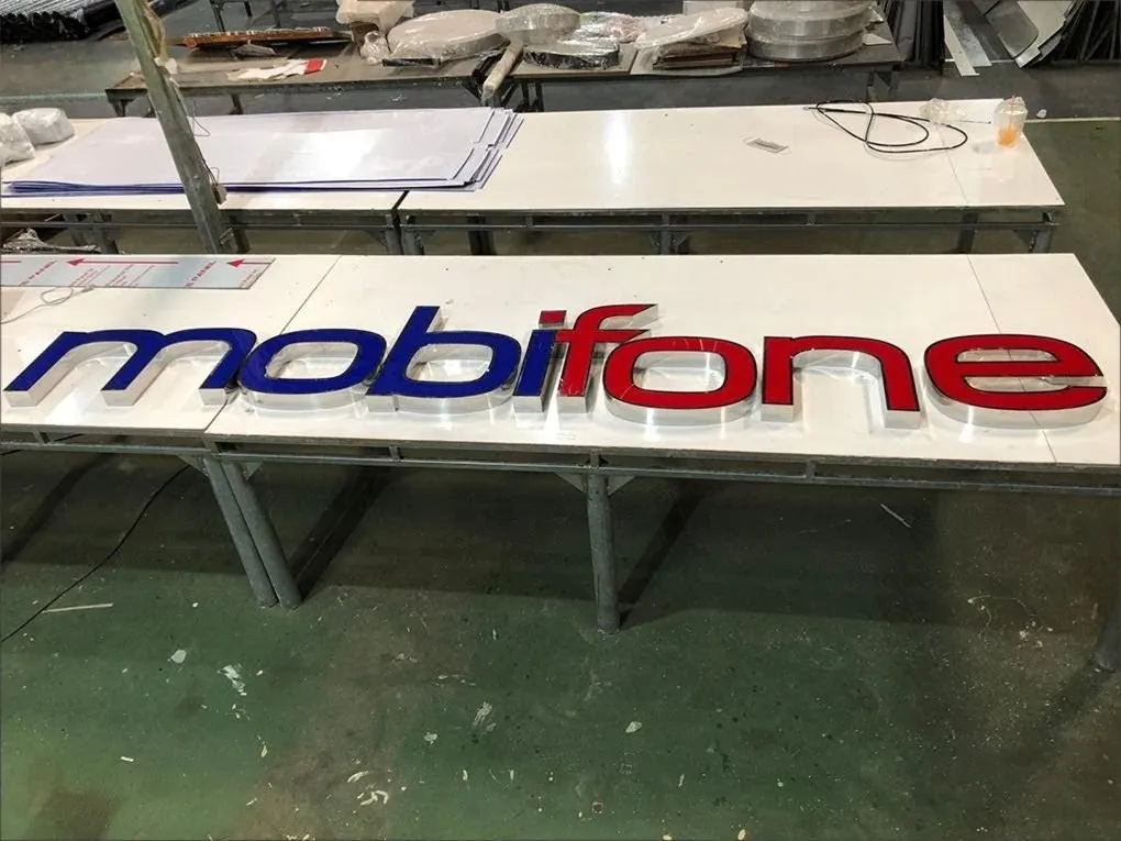 Chữ mobifone với mặt mica màu xanh mobi và đỏ ifone theo brand identity