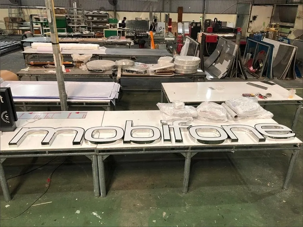 Góc nghiêng chữ mobifone thể hiện chi tiết hông inox gương và cách lồng mica vào viền