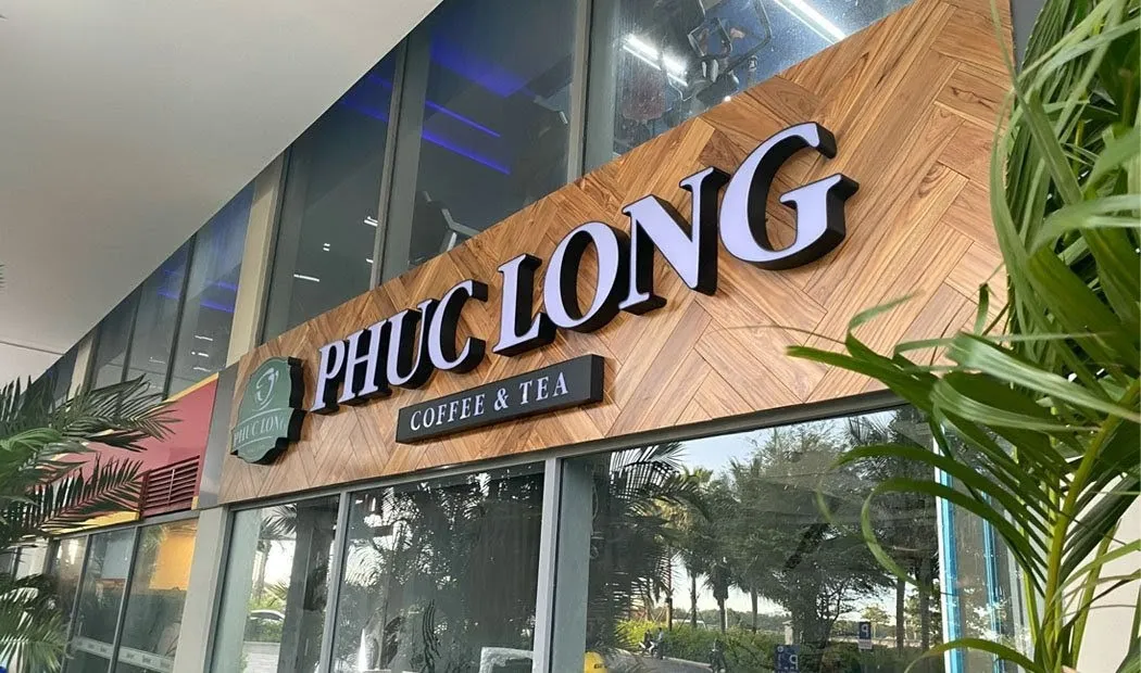  Biển hiệu Phúc Long chữ PHUC LONG nổi trên nền gỗ vân đẹp với logo xanh Since 1968