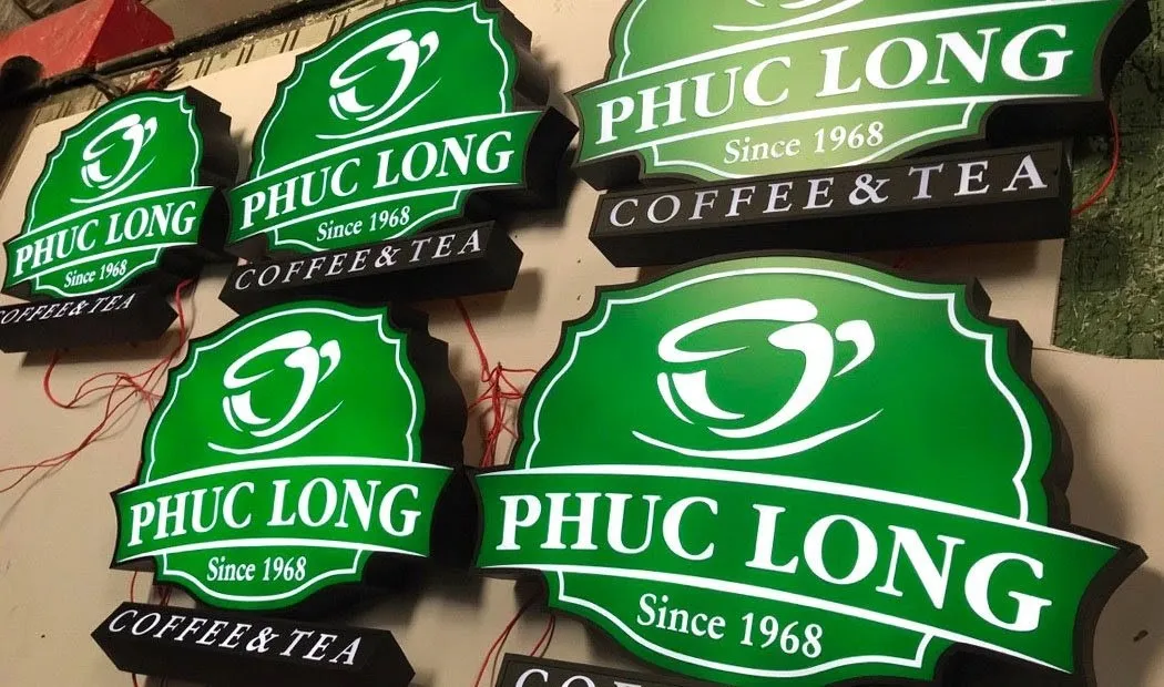 Nhiều logo lá xanh Phúc Long Since 1968 Coffee Tea đang được gia công tại xưởng