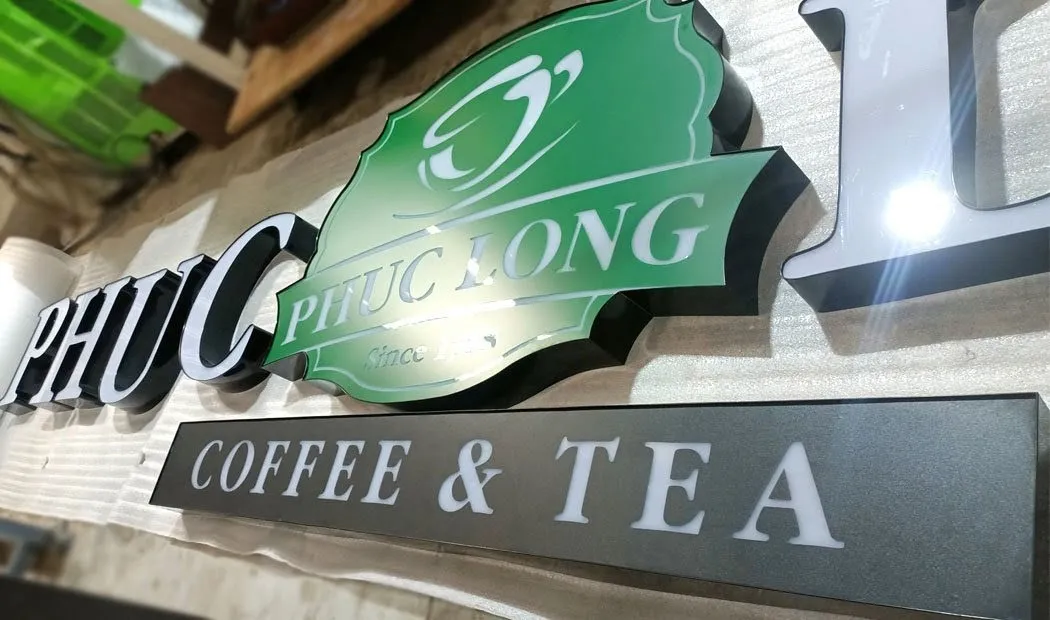 Logo lá xanh Phúc Long 3D nổi với chữ Since 1968 và PHUC LONG màu trắng