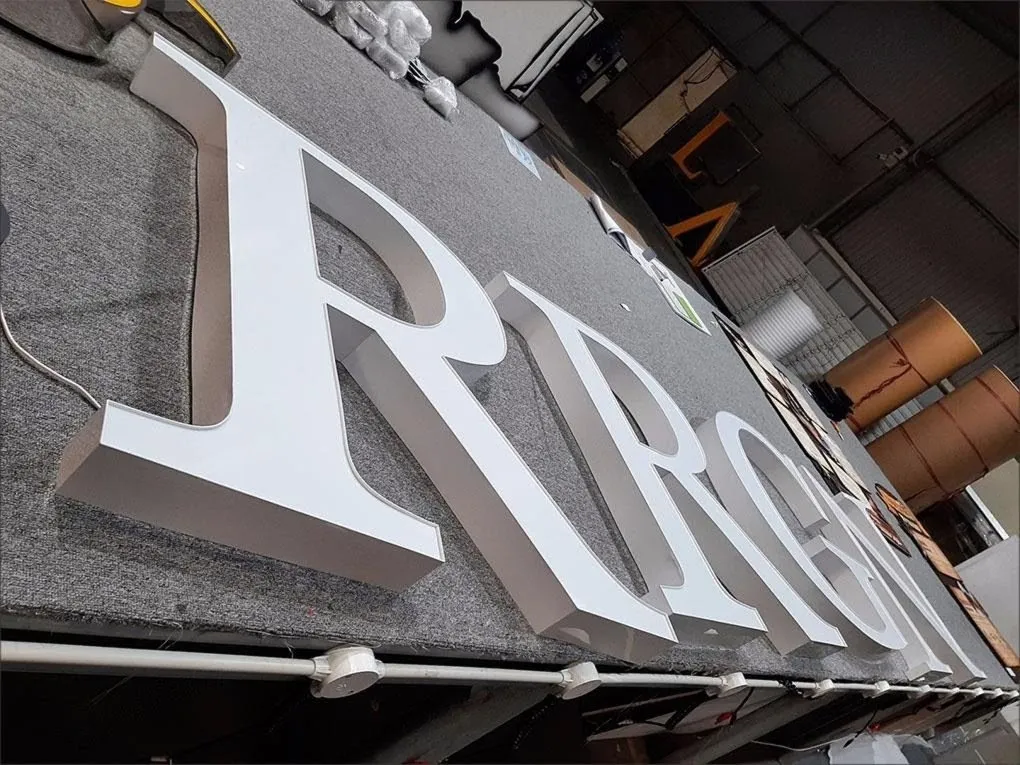 Chữ AGRIBANK Góc 2 Viền Inox Trắng Hoàn Thiện Chữ AGRIBANK góc nhìn 2 với viền inox trắng hoàn thiện sẵn sàng lắp đặt