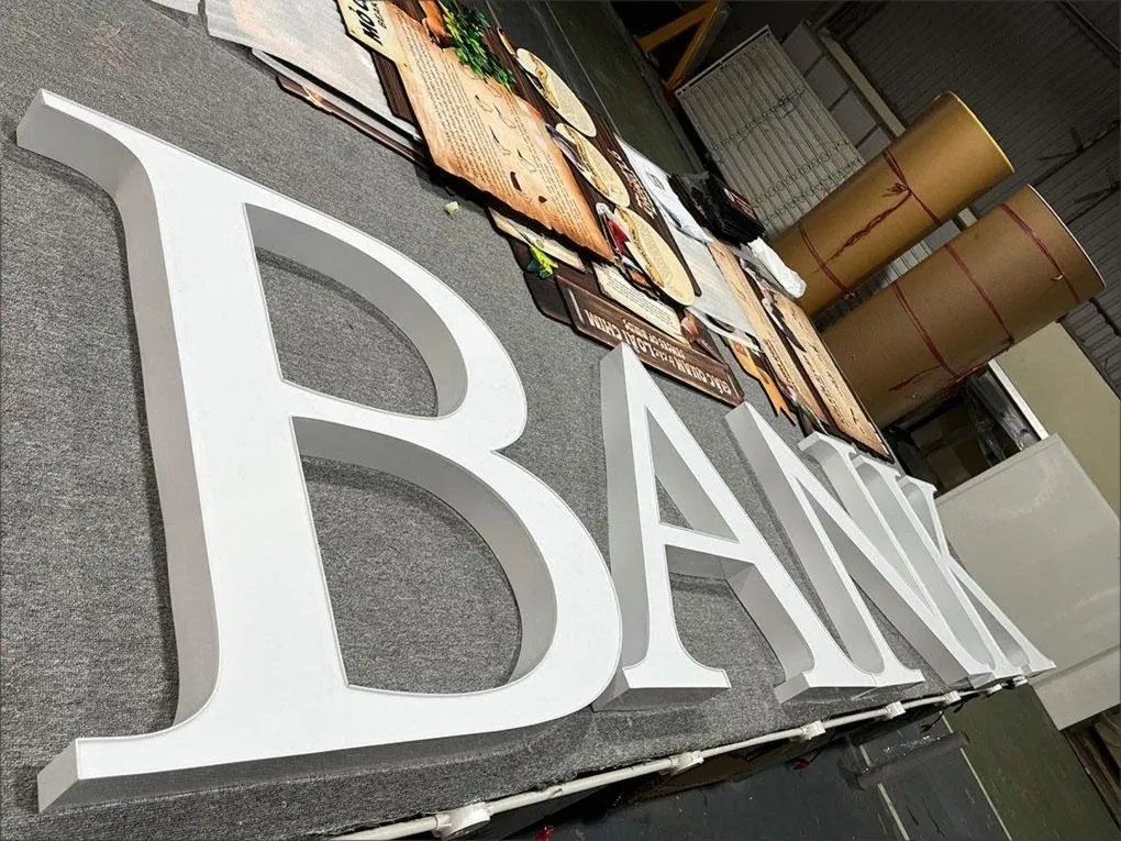 Chữ AGRIBANK Góc Nghiêng Hông Inox Trắng Dày Chữ AGRIBANK góc nghiêng thể hiện hông inox sơn trắng dày dặn