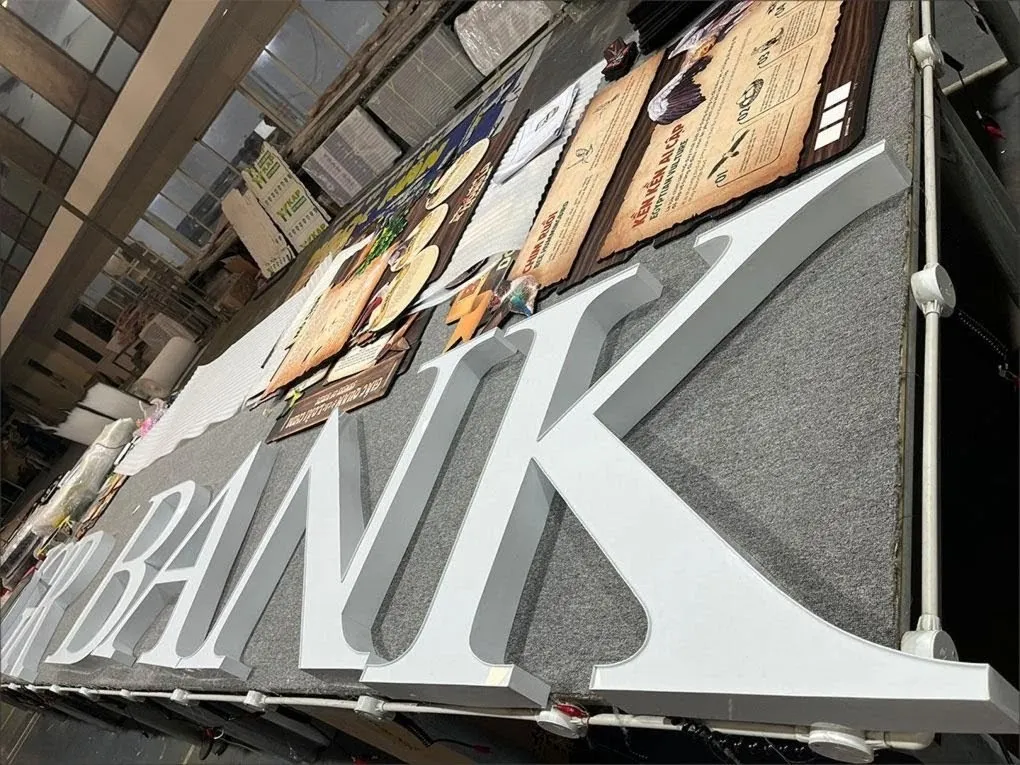 Chữ AGRIBANK Toàn Cảnh Inox Trắng Mặt Mica Bộ chữ AGRIBANK toàn cảnh inox trắng mặt mica trong xưởng sản xuất