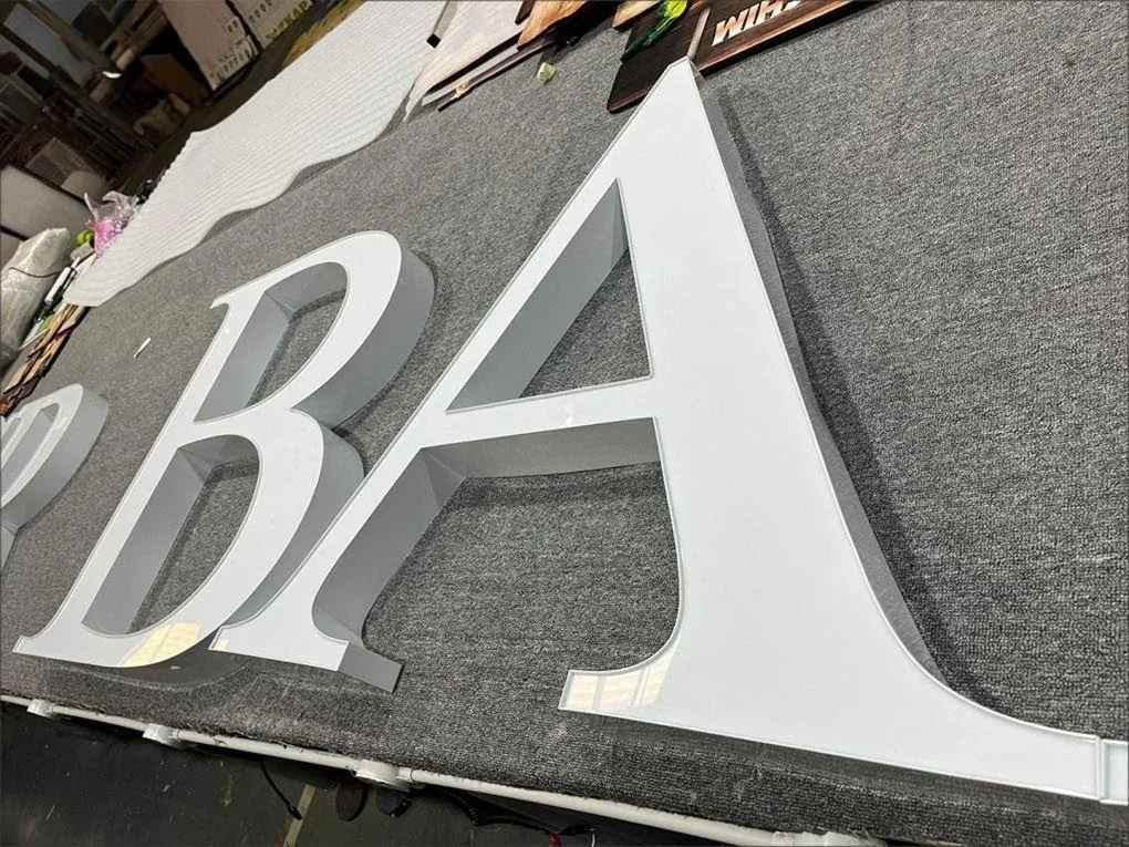 Chữ B A Agribank Góc Nghiêng Inox Trắng Chữ B và A Agribank góc nghiêng thể hiện kỹ thuật lồng mica vào gờ inox