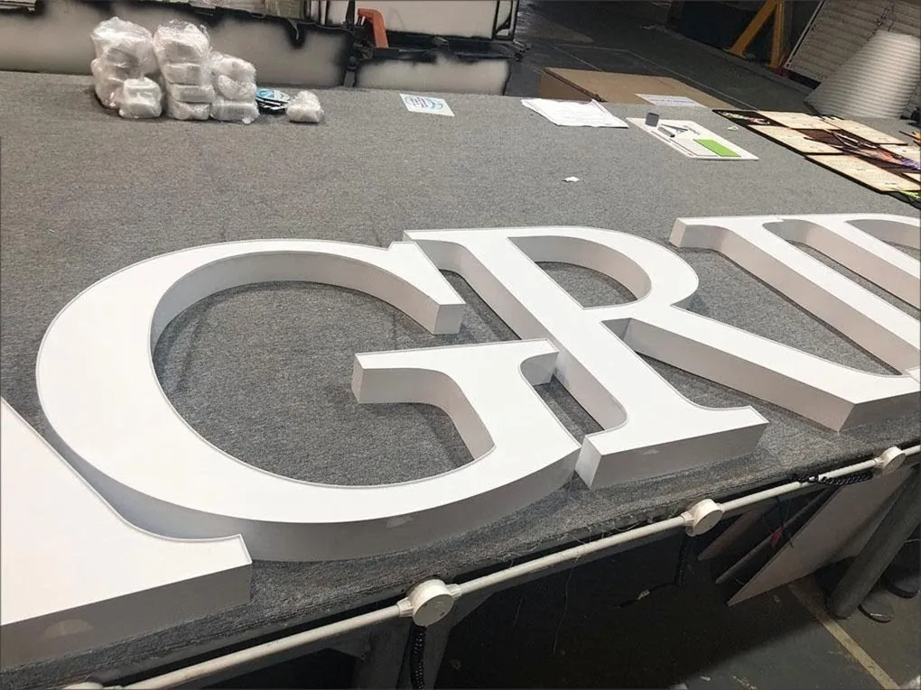 Chữ G Agribank Cận Cảnh Hông Inox Trắng Dày Cận cảnh chữ G Agribank thể hiện hông inox sơn trắng dày dặn và gờ lồng mica