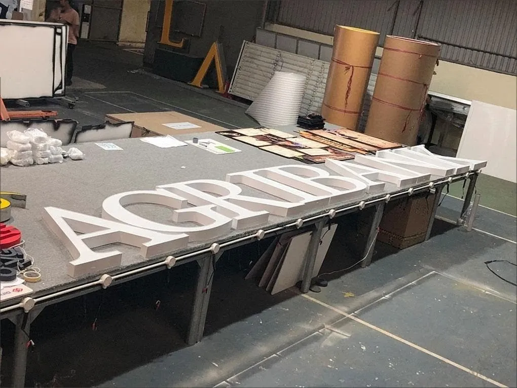 Chữ Nổi AGRIBANK Toàn Bộ Inox Trắng Góc 1 Bộ chữ AGRIBANK đầy đủ inox sơn trắng mặt mica trong xưởng góc nhìn 1