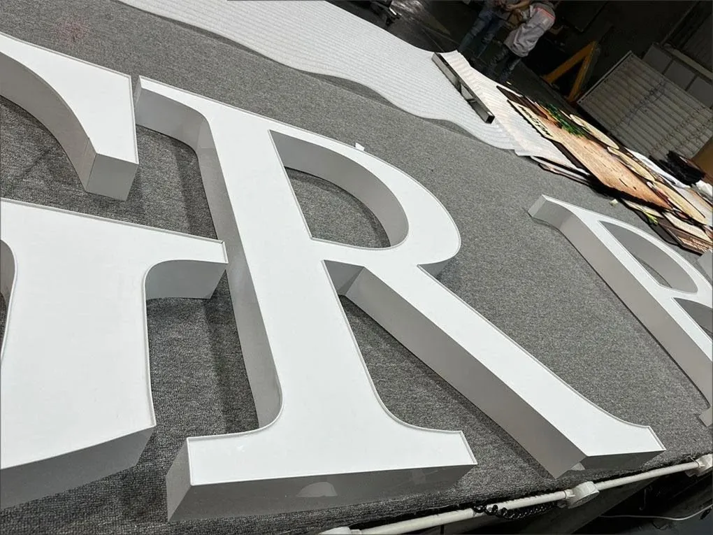 Chữ R Agribank Chi Tiết Hông Trắng Mica Trong Chữ R Agribank chi tiết hông inox trắng và mặt mica trong suốt