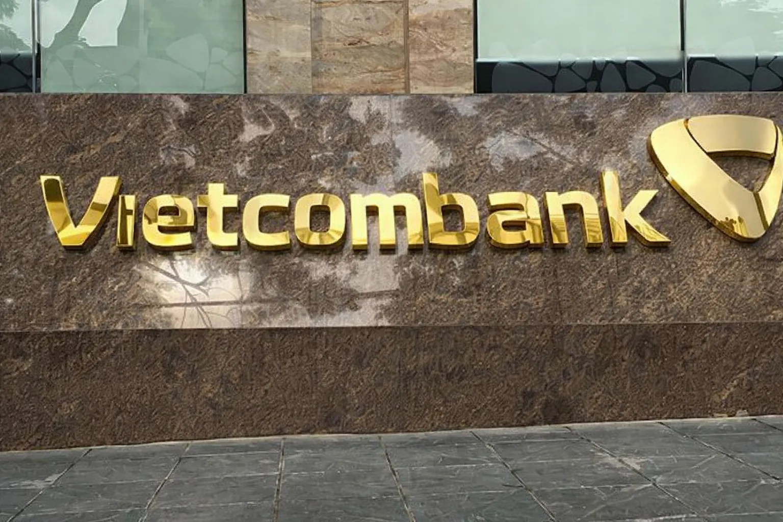 Biển Hiệu Vietcombank Hoàn Thiện Tại Chi Nhánh Ngân Hàng Biển quảng cáo Vietcombank chữ nổi inox vàng gương phản chiếu trên tường đá hoa cương