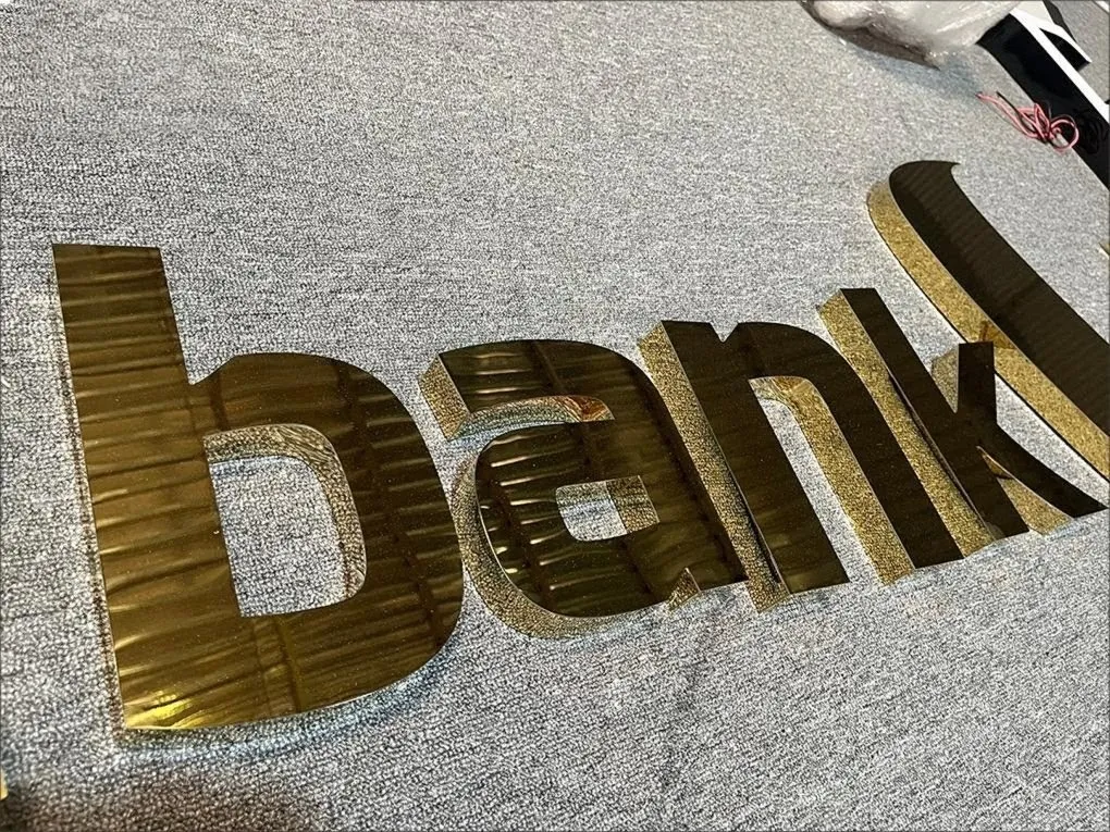 Cận Cảnh Chữ bank Inox Vàng Gương Bóng Loáng Chữ bank cận cảnh inox vàng gương phản chiếu sáng bóng chất lượng cao