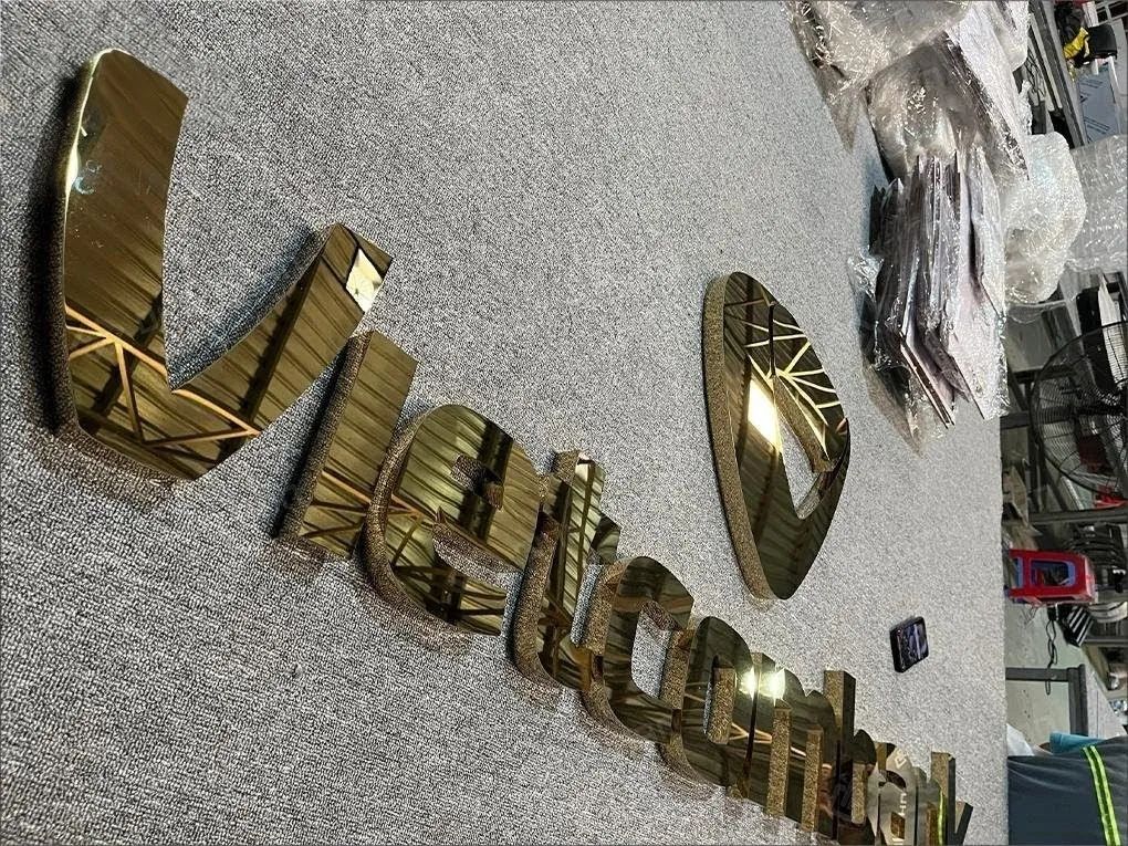 Chữ Nổi Vàng Gương Góc Nghiêng Phản Chiếu Ánh Sáng Chi tiết chữ nổi Vietcombank vàng gương góc nghiêng thể hiện độ bóng phản chiếu cao