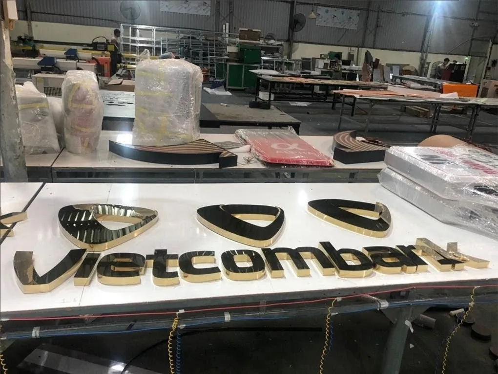Chữ Nổi Vietcombank Inox Vàng Gương Logo Tam Giác Trắng Bộ chữ nổi Vietcombank inox 304 vàng gương bóng loáng với logo tam giác trắng đang sản xuất