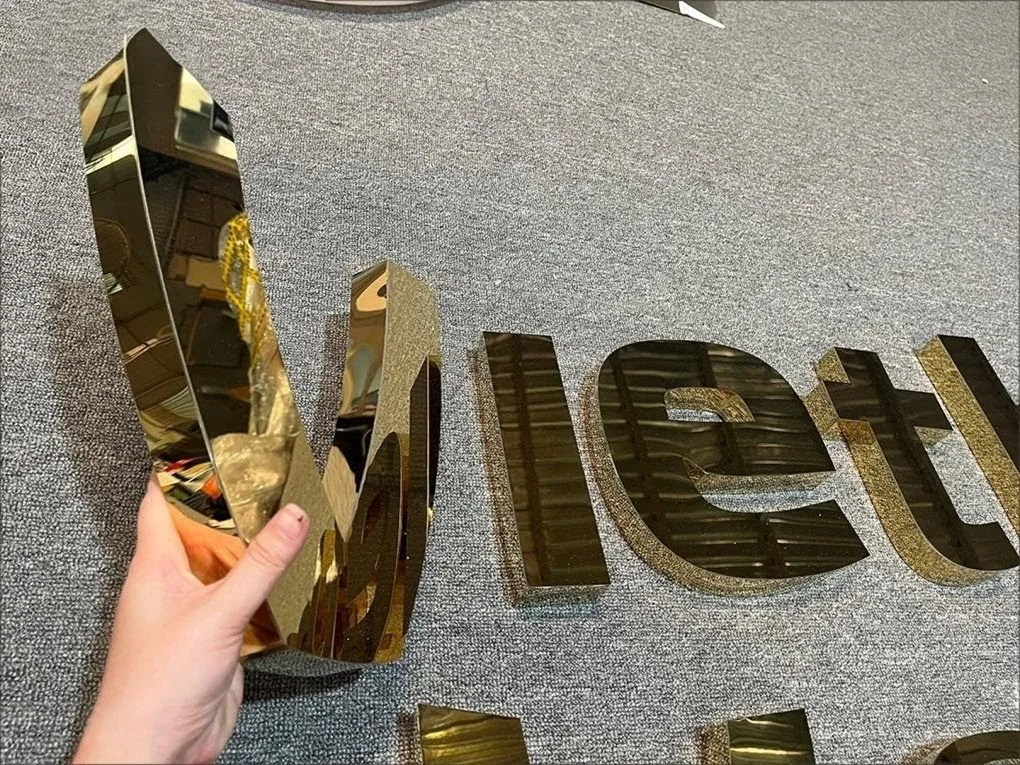 Chữ V Inox Vàng Gương Thể Hiện Độ Bóng Phản Chiếu Tay cầm chữ V inox vàng gương thể hiện độ phản chiếu như gương