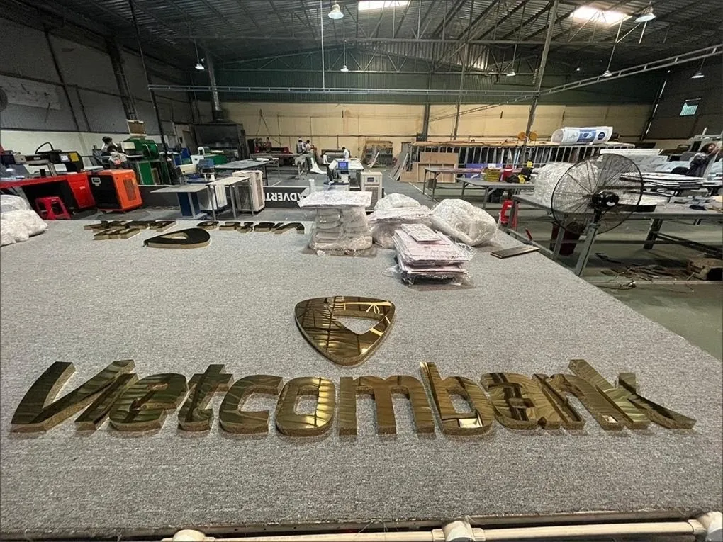 Xưởng Sản Xuất Chữ Nổi Ngân Hàng Vietcombank Quy Mô Lớn Xưởng sản xuất chữ nổi inox vàng Vietcombank với nhiều bộ chữ được gia công đồng thời