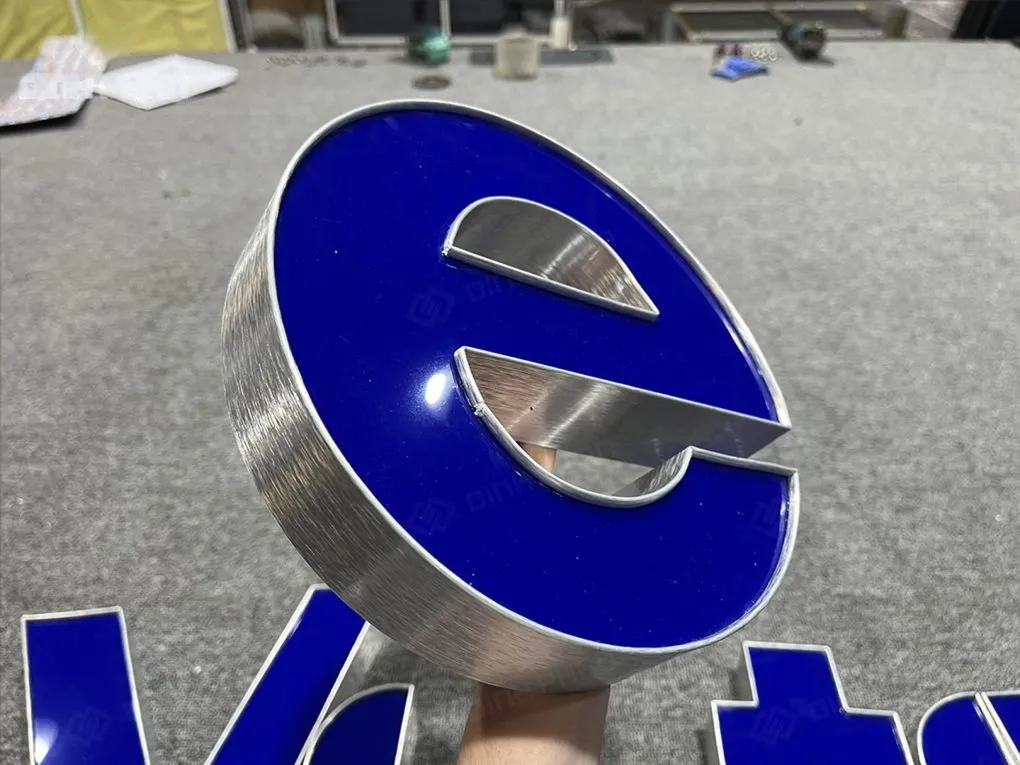 Chữ e VietinBank có khoét lỗ giữa viền inox xước mặt mica xanh