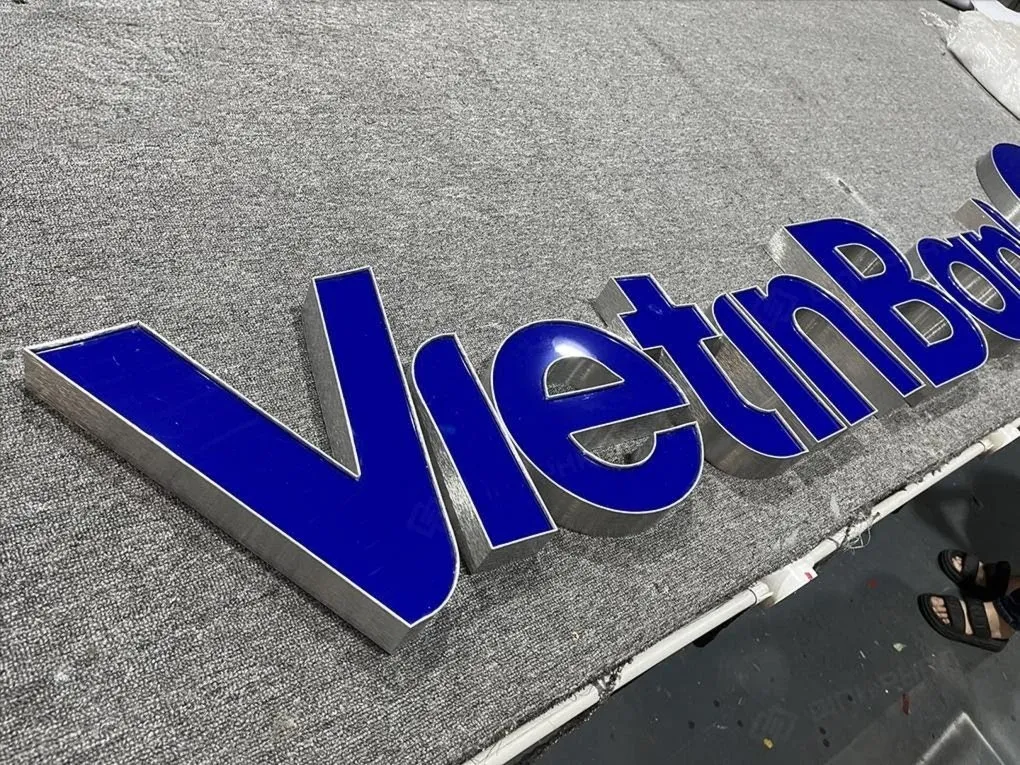 Chữ nổi Vietin inox trắng xước 304 mặt mica xanh bóng đang sản xuất tại xưởng