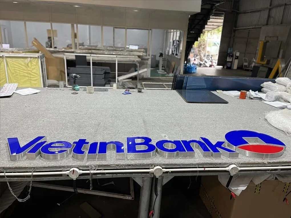 Bộ chữ VietinBank hoàn chỉnh inox xước mặt mica xanh với logo tròn xanh đỏ