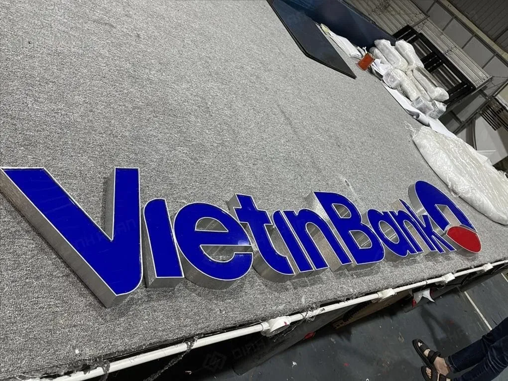 Chữ VietinBank góc nghiêng cho thấy viền inox xước và mặt mica xanh bóng