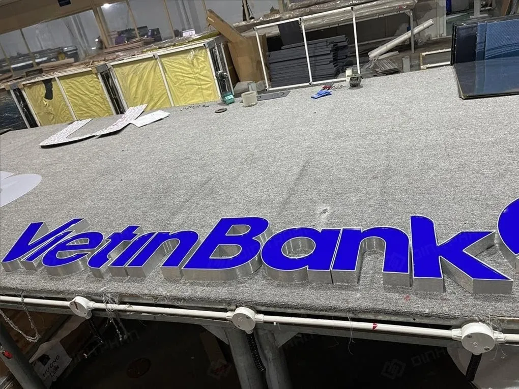 Bộ chữ VietinBank đầy đủ với viền inox trắng xước và mặt mica xanh bóng