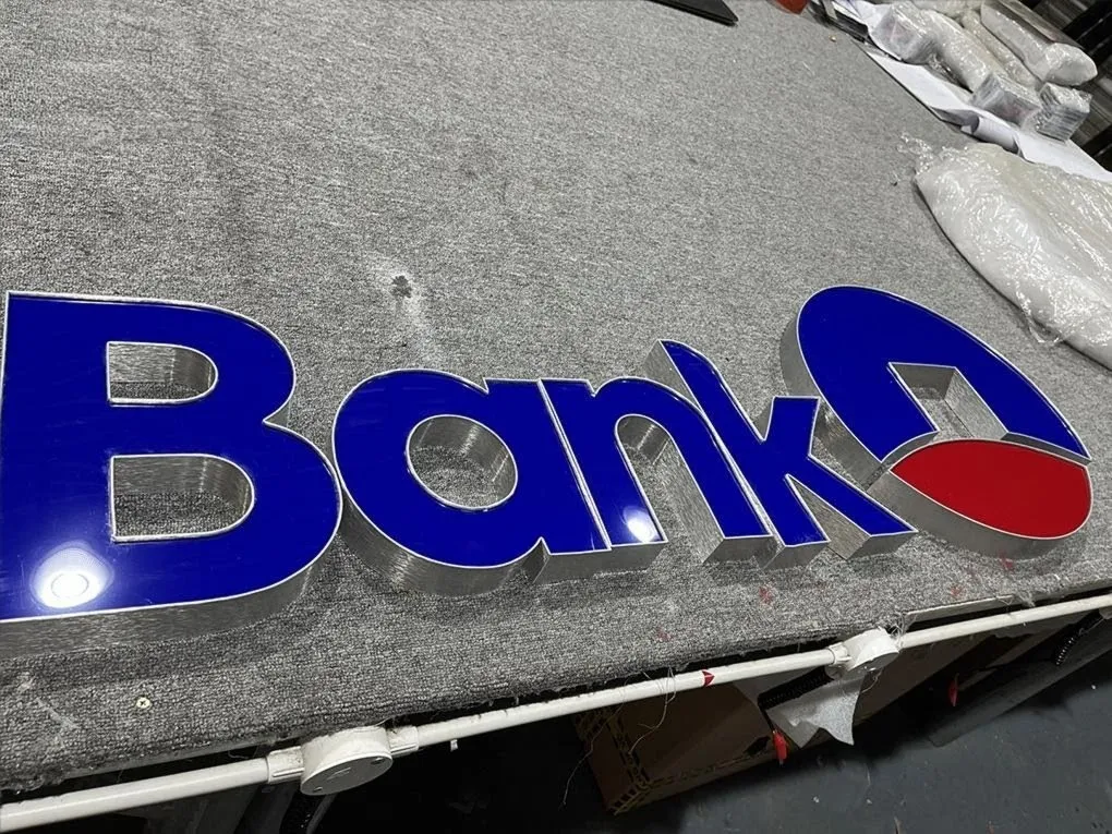 Chữ Bank kết hợp logo tròn VietinBank mica xanh dương và đỏ