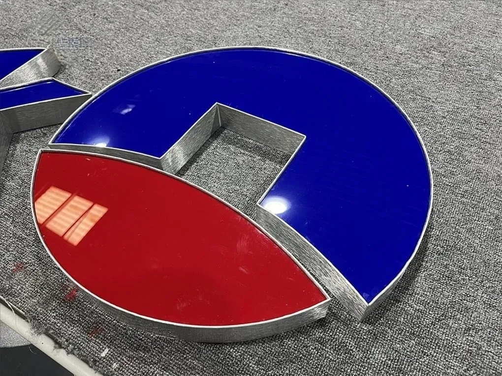 Logo tròn VietinBank chi tiết cao với mica xanh đỏ viền inox xước