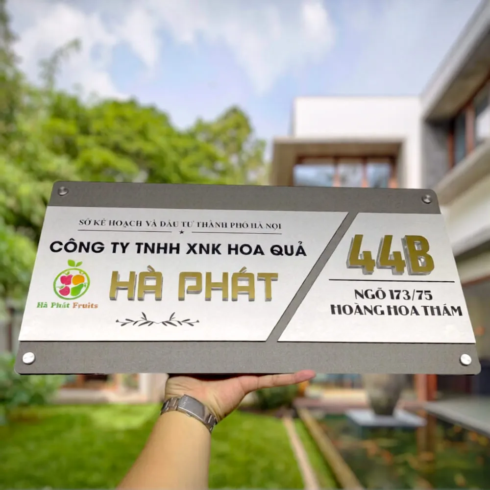 Bảng hiệu công ty inox xám khói 2 lớp chữ nổi 3D vàng xước bố cục 2 vùng tên và địa chỉ