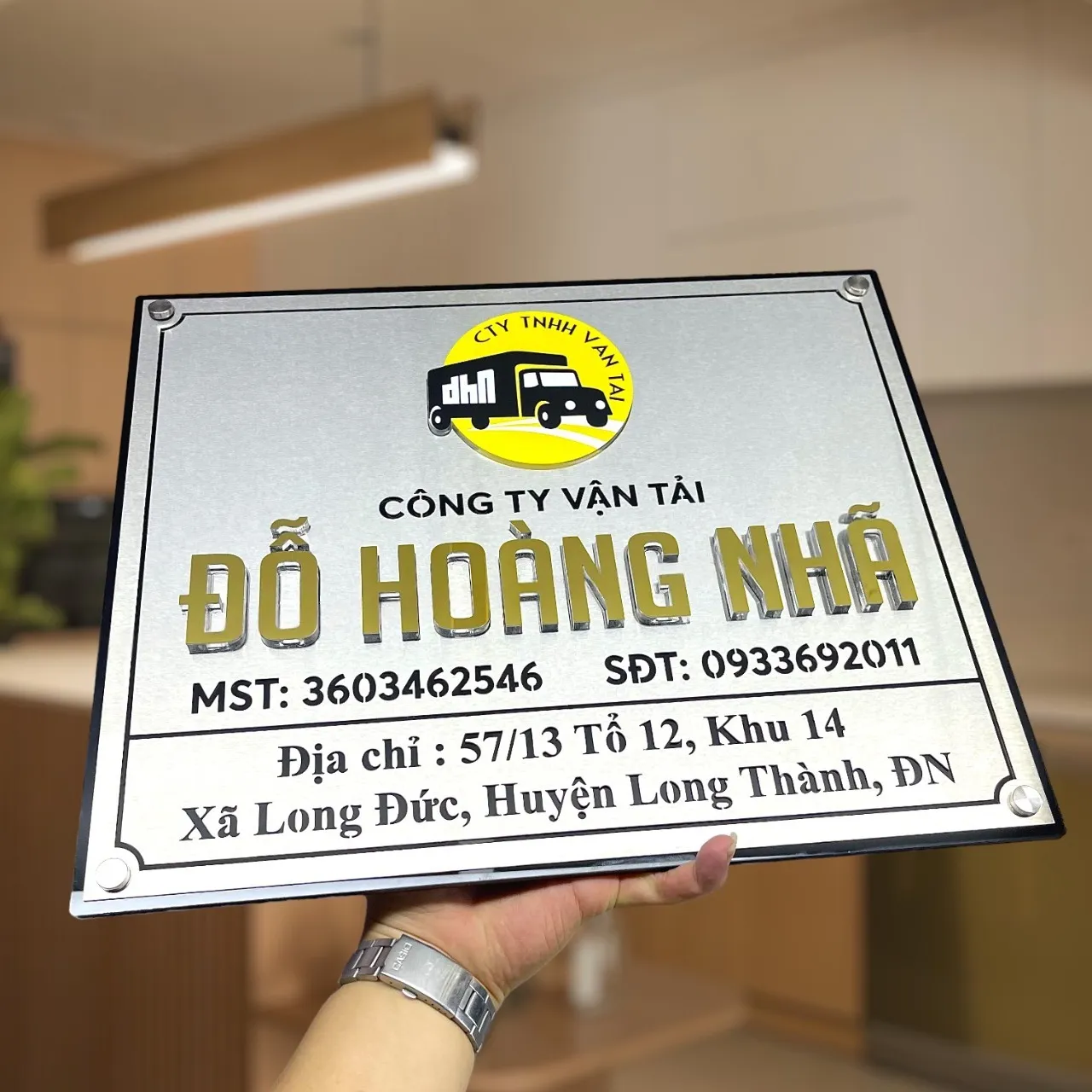 Bảng hiệu công ty inox 304 xước bạc nhìn mặt trước chính diện đầy đủ thông tin Bảng hiệu công ty inox 304 xước bạc chữ nổi 3D vàng gương nhìn chính diện thấy đủ tên MST SĐT địa chỉ
