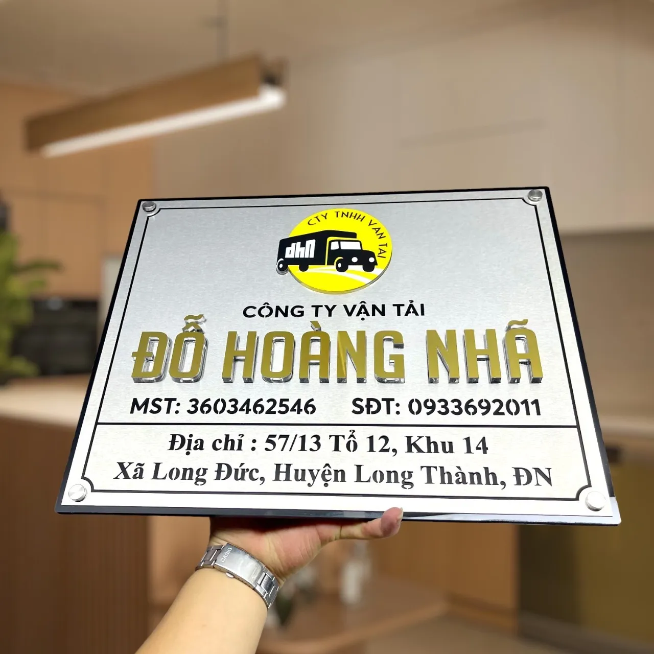 Bảng hiệu công ty inox 304 xước bạc chữ nổi 3D vàng gương viền đen – nhìn tổng thể mặt trước Bảng hiệu công ty inox 304 xước bạc chữ nổi 3D vàng gương viền đen logo công ty vận tải
