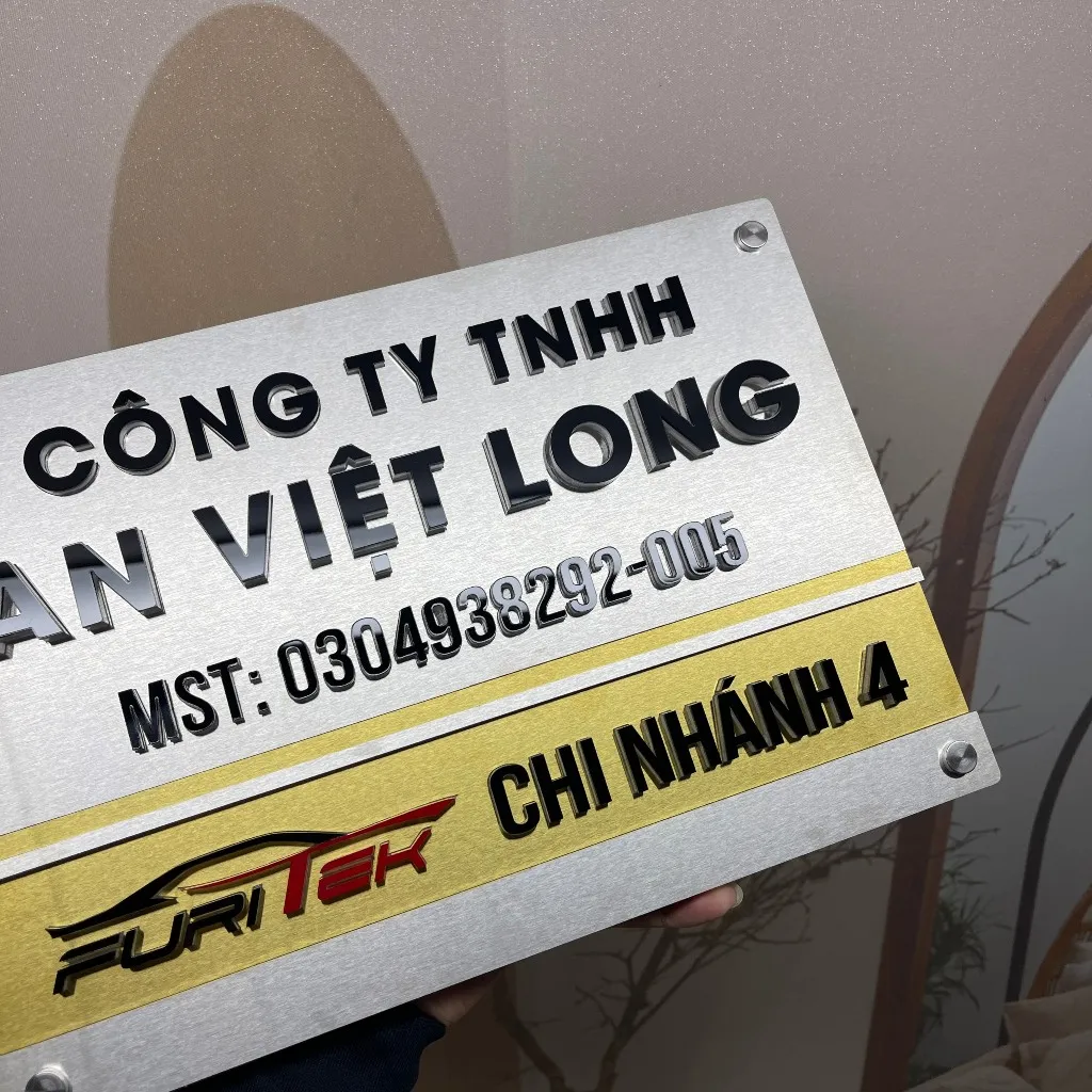 Bảng hiệu inox chữ nổi 3D – góc nghiêng thấy rõ độ dày 5mm bảng hiệu công ty inox chữ nổi 3D nhìn góc nghiêng thấy độ dày chữ