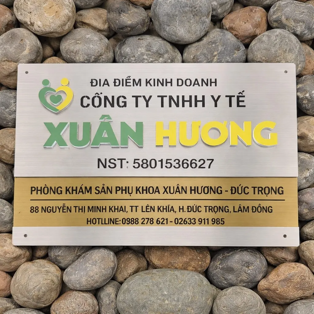 Bảng hiệu inox 2 tông màu – phân vùng trắng xước trên vàng xước dưới bảng hiệu inox 2 tông màu trắng xước trên vàng xước dưới phân vùng thông tin rõ ràng