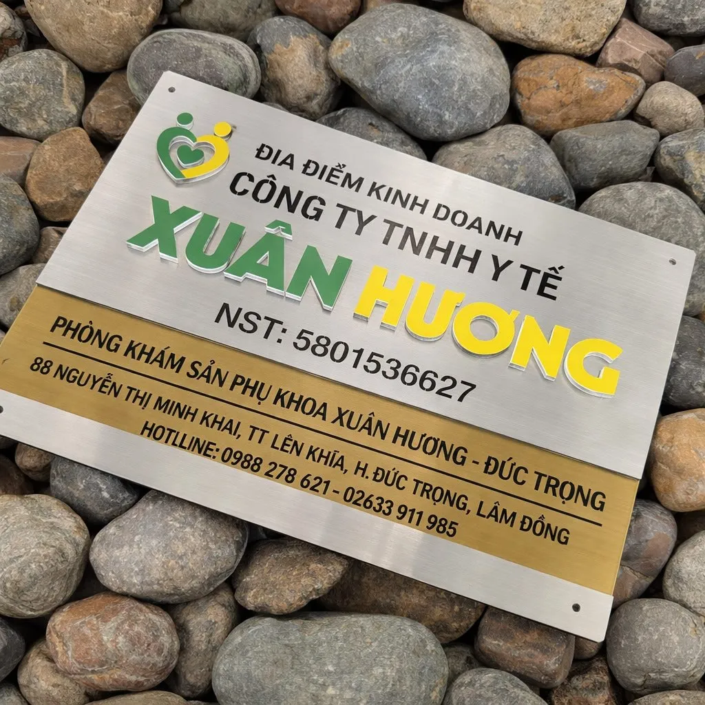 Bảng hiệu inox 2 tông màu chữ nổi logo 3D – góc nghiêng thấy rõ độ dày bảng hiệu inox 2 tông màu chữ nổi 3D logo sơn màu thương hiệu góc nghiêng thấy độ dày 20mm